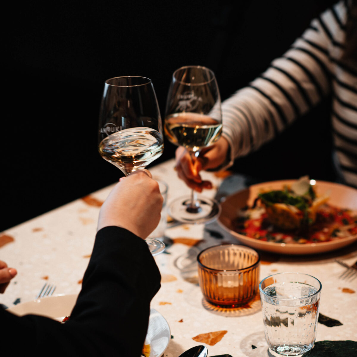 Anouki_Anstoßen_2500x2500